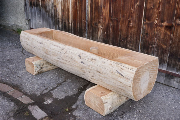 Brunnentrog aus Lärchen-Rundholz mit Splint, schräge Ansicht mit sichtbarer Innenaushöhlung