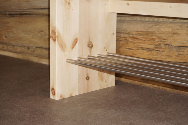 Detail der Arvenbank Cadanos aus massivem Arvenholz mit sichtbarer Holzstruktur und integrierter Schuhablage