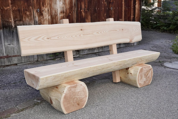 Sitzbank Salegn mit Splint aus Lärchen-Rundholz, handgefertigte Gartenbank mit Lehne für Garten, Terrasse oder Sitzplatz.