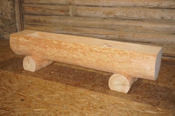 Brunnentrog aus Lärchen-Rundholz splintfrei ohne Brunnenstock in schräger Gesamtansicht