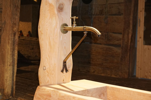 Brunnentrog aus Holz aus Lärche aus Rundholz mit Brunnenstock Detailansicht mit Wasserhahn