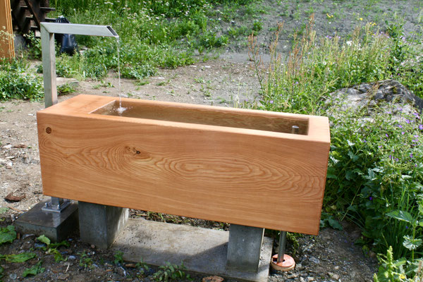 Holzbrunnen und Brunnentrog aus Holz aus Lärche in rechteckiger Form mit Edelstahl-Wasserhahn