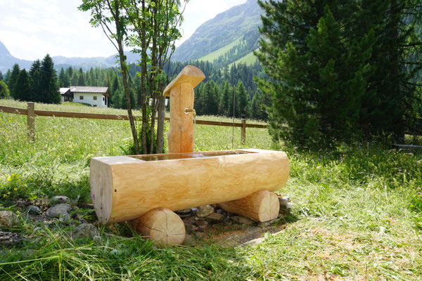Brunnentrog aus Holz aus Lärche aus Rundholz mit Brunnenstock als Holztrog und Gartenbrunnen Gesamtansicht