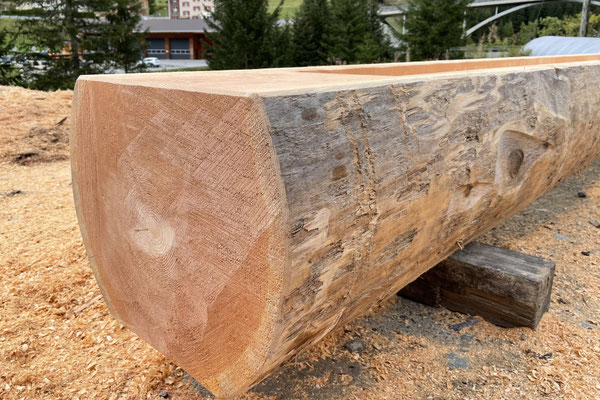 Detailansicht eines Brunnentrogs aus Lärchen-Rundholz mit Splint und naturbedingt unterschiedlich ausgeprägter Holzoberfläche