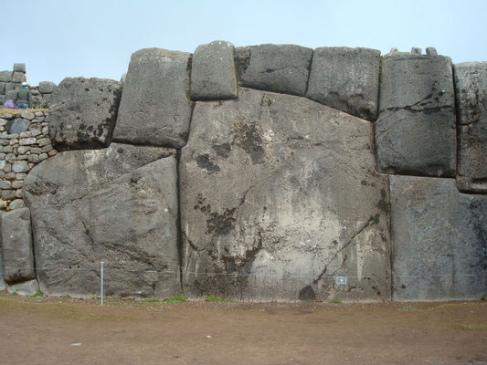 Énorme bloc de la forteresse de Sacsayhuman