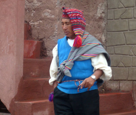 Homme en costume local à Taquile