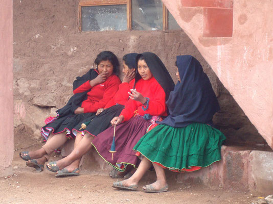 Femmes sur la place du village de Taquile