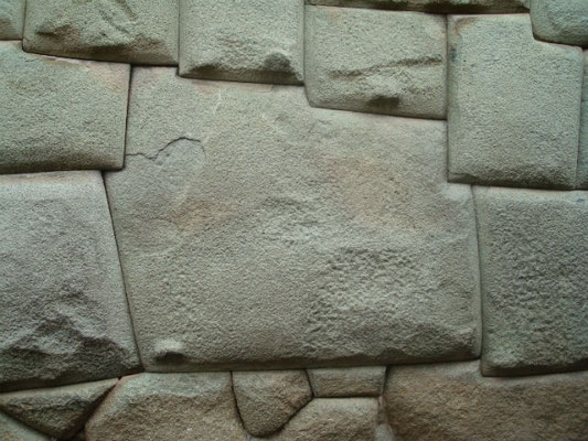 La pierre aux 12 angles, assemblage d'une remarquable précision
