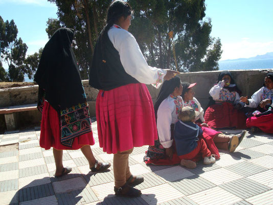 Femmes en tenue locale sur Amantani
