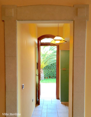 Luminosa porta-finestra che dalla cucina si affaccia sul giardino che circonda Villa Sterlizia
