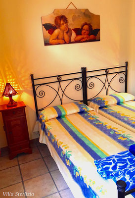 Camera da letto 1 con due letti singoli che possono essere allestiti a matrimoniale a seconda delle esigenze degli ospiti 