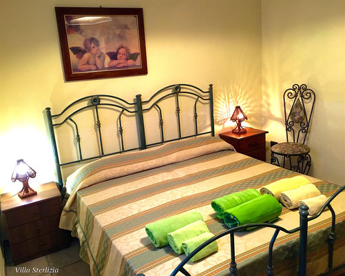 Camera da letto 2 con letto matrimoniale che a seconda delle esigenze degli ospiti può essere sostituito da due letti singoli