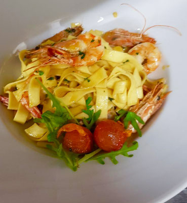 Berührung für die Sinne:Scampi mit Tagliatelle, Chilischotte in Alioli. 