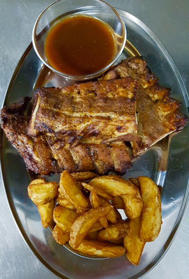 Für starke Männer! Spare Rips, mit Kartoffelspalten und BBQ-Sauce. Jeden Donnerstag 11,90 Euro.