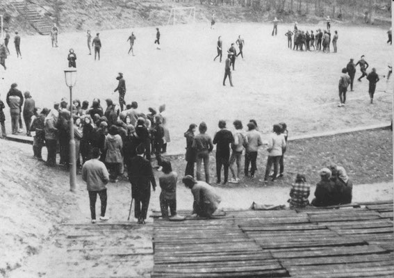 Vorbereitungen zum Fussball- und Handballturnier am 19.03 1975 auf der Waldbühne