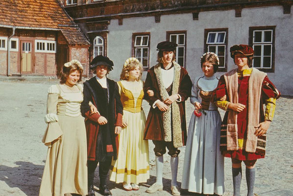 1975: Bei der 750-Jahr-Feier der Stadt Gadebusch wirkten Schüler der EOS in historischen Kostümen mit - hier die Reichen.