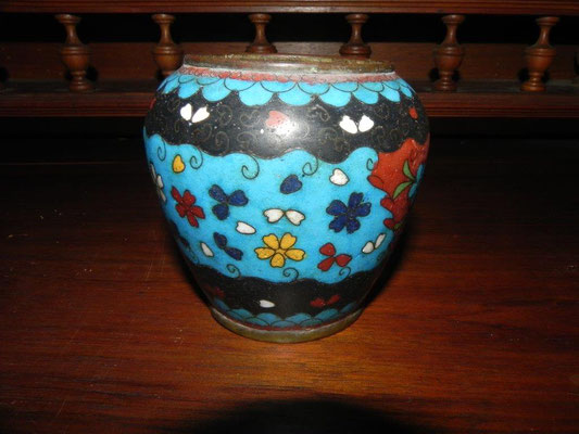 Petit pot ou vase en bronze et émail cloisonné à décor de fleurs sur fond noir, rouge, bleu, vert, Japon Meiji 