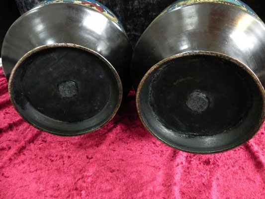 Paire de vases en bronze et émaux cloisonnés à deux anses animaux Japon vers 1900