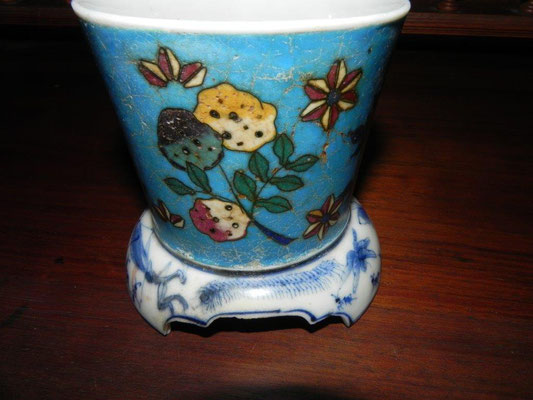 Pot à pinceau Totai Chippo en cloisonné sur porcelaine à décor de fleurs et insectes