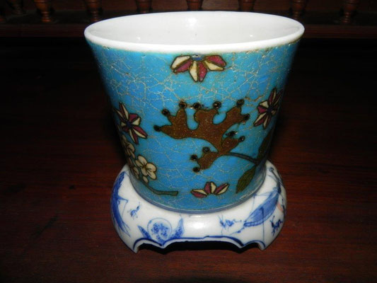 Pot à pinceau Totai Chippo en cloisonné sur porcelaine à décor de fleurs et insectes