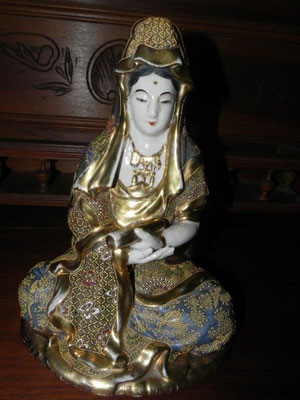 Rare statuette Geisha tenant le rouleau des écritures sacrées en faïence Satsuma,  Japon Meiji