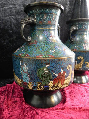 Paire de vases en bronze et émaux cloisonnés à deux anses animaux Japon vers 1900