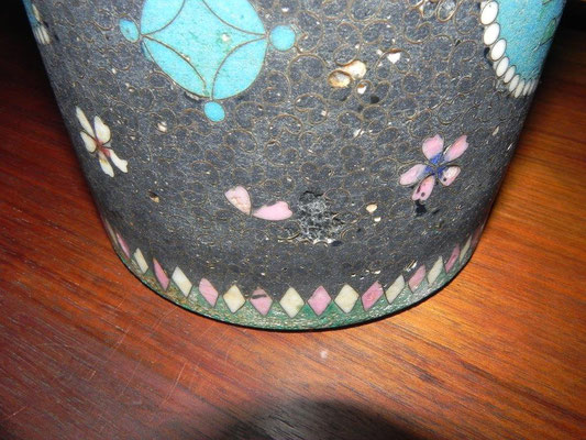 Grand vase rouleau japonnais Totai Shippo en cloisonné sur porcelaine, période Meiji XIXème.