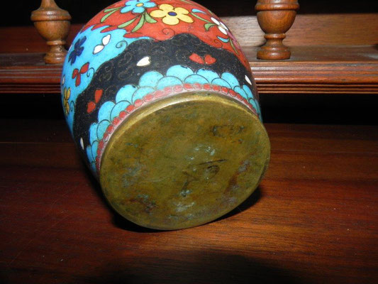 Petit pot ou vase en bronze et émail cloisonné à décor de fleurs sur fond noir, rouge, bleu, vert, Japon Meiji 