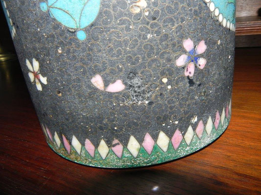 Grand vase rouleau japonnais Totai Shippo en cloisonné sur porcelaine, période Meiji XIXème.