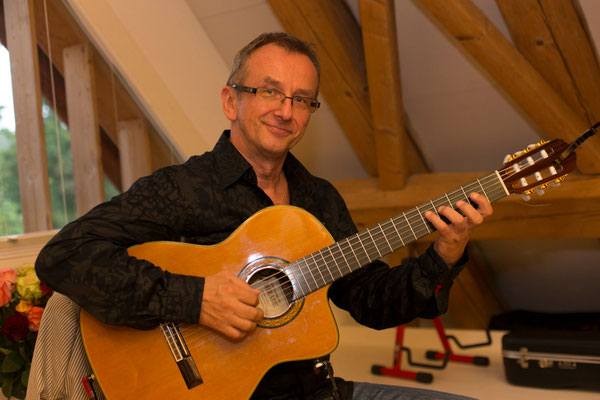 Acoustic Latin Guitars - Solo Gitarrist mit Latinomusik als Backgroundmusik