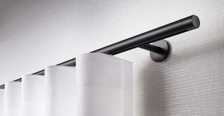 Schwarze Gardinenstange mit Innenlauf