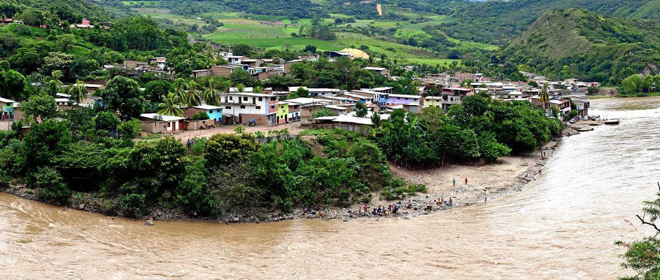 Ein Dorf am Fluss.