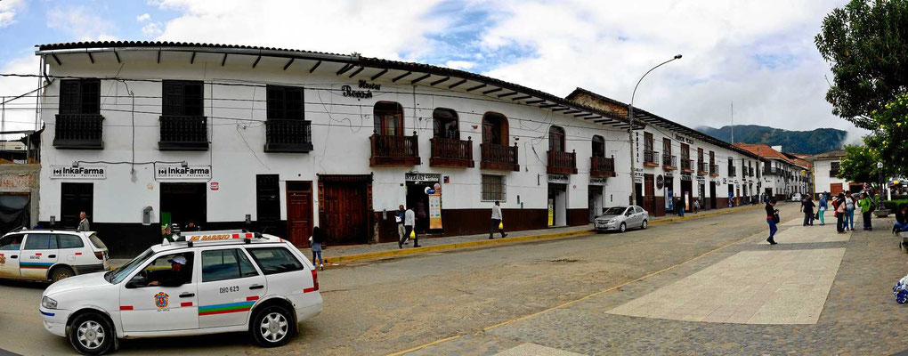 Die peruanischen Städte und Dörfer sind im Regelfall eine Ansammlung halbmaroder Häuser an Straßen, die eher einer Schlaglochpiste entspricht.l
