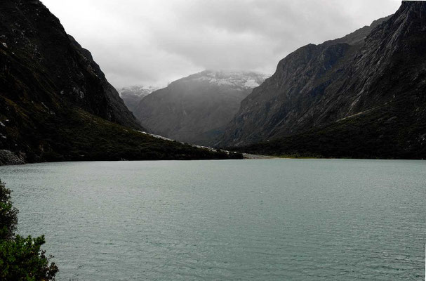 Der Gletschersee Warmichocha, jetzt in dicken Wolken verhüllt.