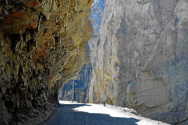 Das Tal ist hier 15 m breit, die Berge sind 1000 m höher.