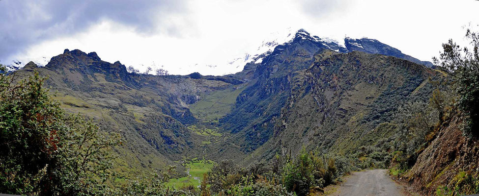 Dabei geht es wieder am Berg Huascaran vorbei, mit 6768 m der höchste Berg Perus.