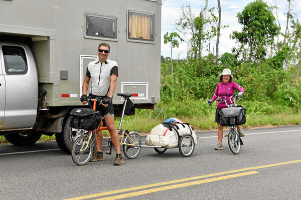 Ein brasilianisches Paar mit Brompton Faltradern auf den Weg nach Venezuela (in der Regenzeit). Der kommende Pass ist 4750 m hoch.