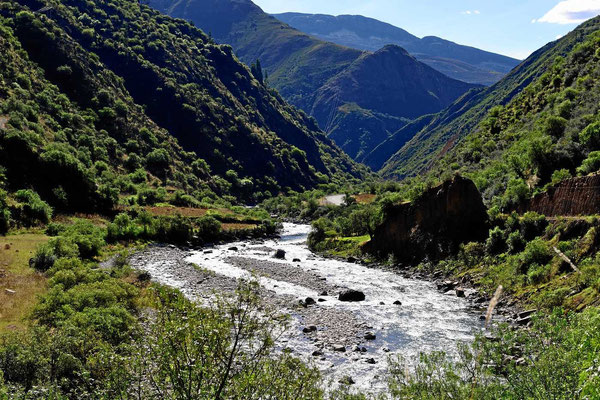 Fahrt durch das Tal des Rio Huanca.