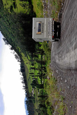 Auf der Fahrt nach Banos fahren wir durch das Tal des Rio Chambo. Es ist eine Gravelroad ohne Brücken über die vielen Nebenbäche entlang steiler Berghänge.