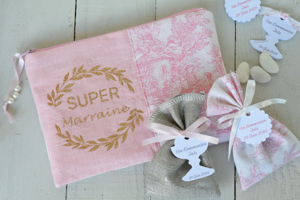 trousse rose en lin et toile de jouy rose, avec incription sur le sôté uni rose "super marraine" en doré et couronne de laurier, sur le côté toile de jouy rose 
