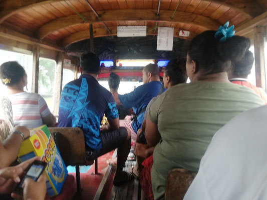 Bus local (avec la musique des Samoa à fond) 