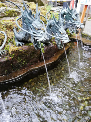 Fontaine d'eau du temple Hakone-jinja