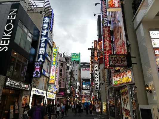 Kabukicho (et à droite l'entrée à des love room) 