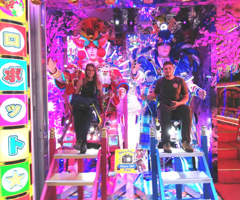 Devant l'entrée du Robot restaurant