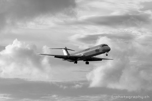 McDonnell Douglas MD-80 der Insel Air in St.Maarten (SXM)