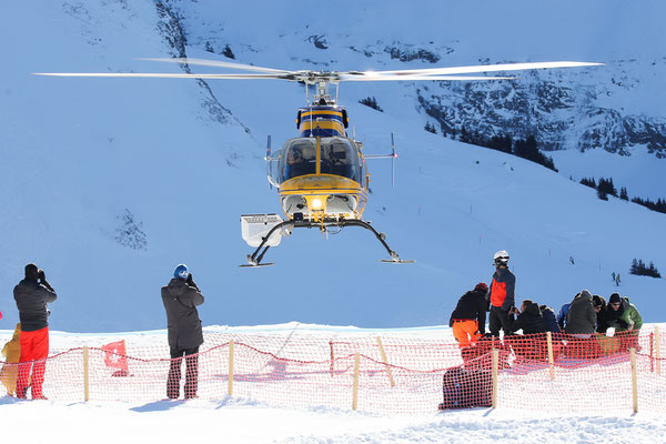 Ein Helikopter führ Passagierflüge anlässlich der Lauberhornabfahrt durch. 