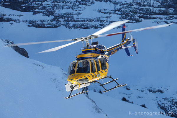 Ein Helikopter führ Passagierflüge anlässlich der Lauberhornabfahrt durch. 