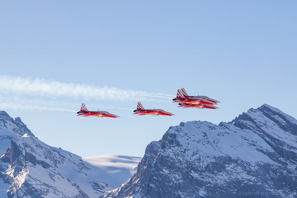 Airshow der Swiss mit einem Airbus A321 und der Patrouille Suisse anlässlich der Lauberhornrennen. 