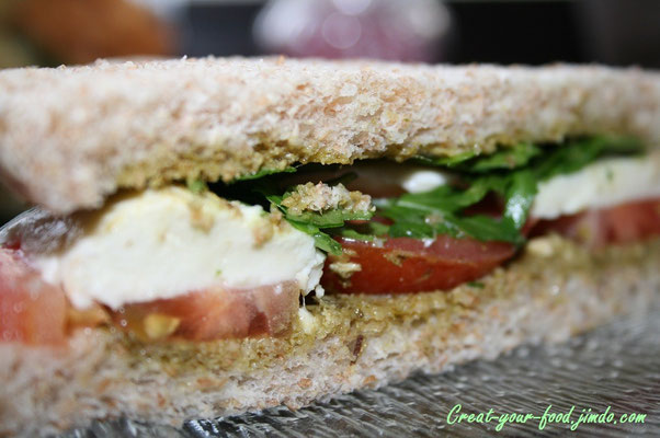 Tomaten-Mozzarella-Sandwiche