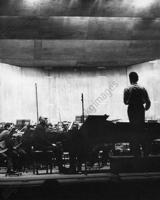 05/12/64 – Paris. Salle Pleyel - rehearsal. BACH: Concerto No.5 for Piano and Orchestra in f, BWV 1056, BEETHOVEN: Concerto No.1 for Piano and Orchestra in C, Op.15